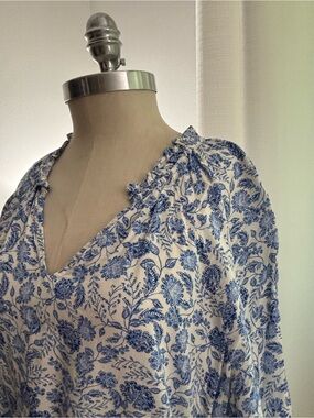 Old Navy White & Blue Floral V-Neck Long-Sleeve Lightweight Top, XL, VGUC